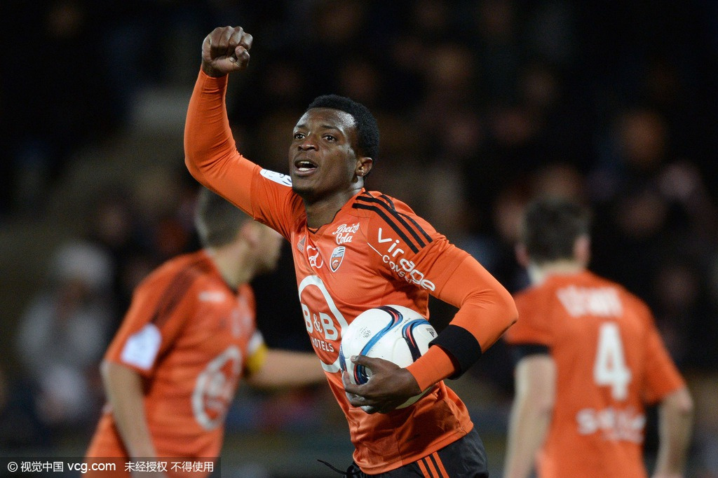 1, 巴黎圣日耳曼主场大胜里昂领跑积分榜  